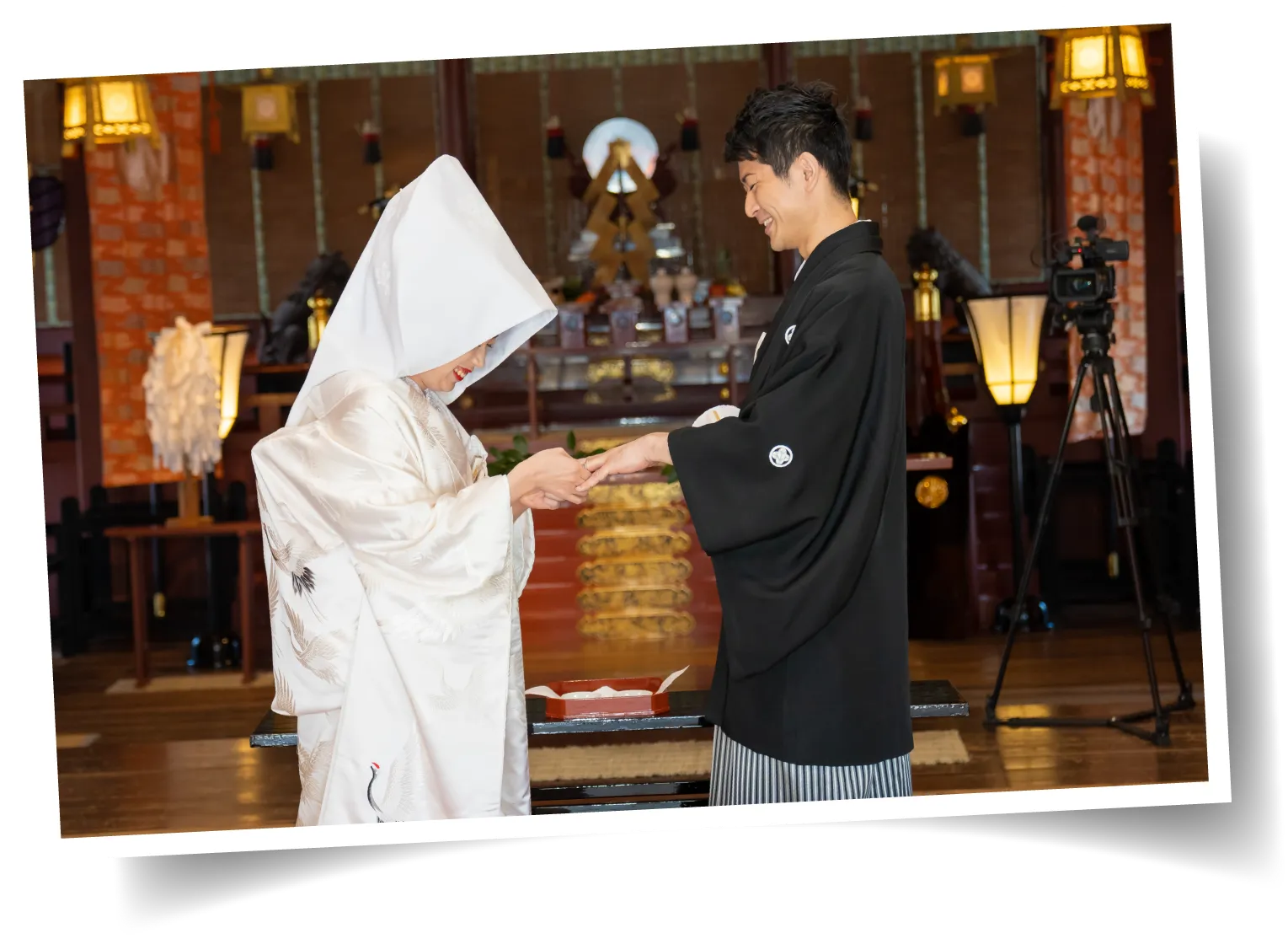 神殿の前での指輪交換